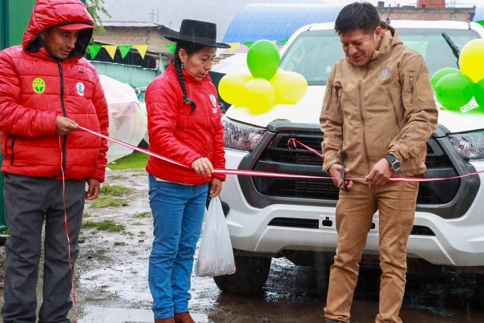 DRA Ayacucho fortalece proyecto bovino huanca sancos con entrega de camioneta