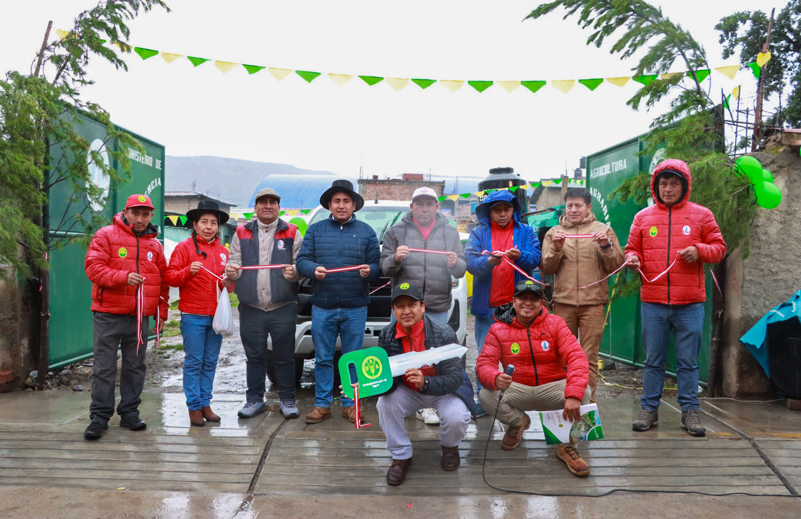 DRA Ayacucho fortalece proyecto bovino huanca sancos con entrega de camioneta