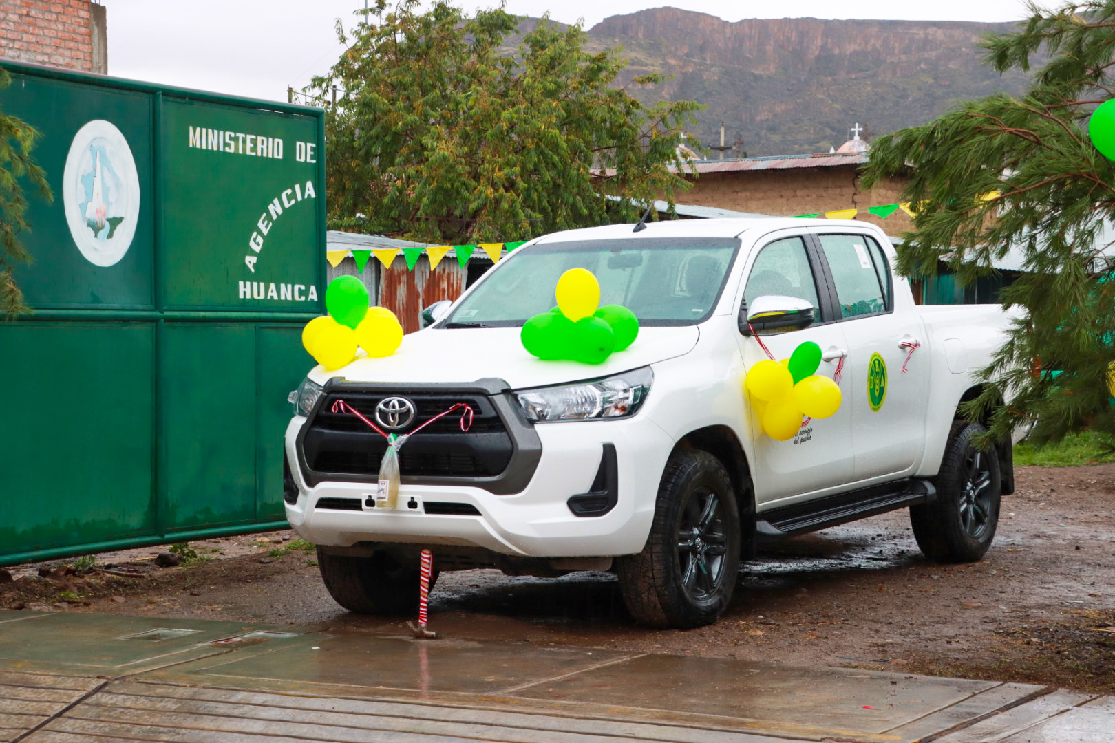 DRA Ayacucho fortalece proyecto bovino huanca sancos con entrega de camioneta