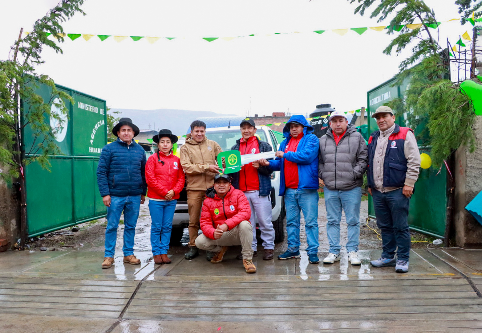 DRA Ayacucho fortalece proyecto bovino huanca sancos con entrega de camioneta