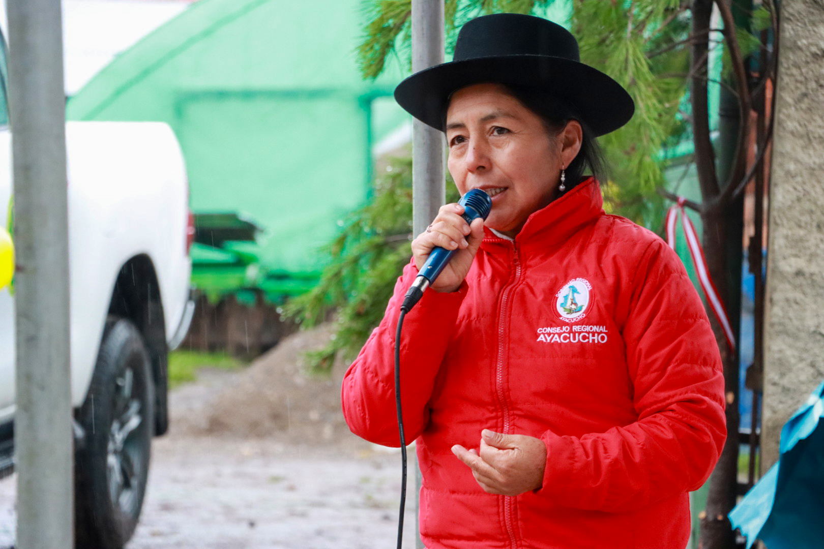 DRA Ayacucho fortalece proyecto bovino huanca sancos con entrega de camioneta