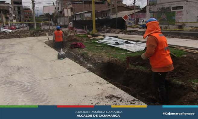 Los avances en la Prolongación Tayabamba marchan conforme a lo planificado, cumpliendo con las metas establecidas en el expediente técnico. Actualmente, se está llevando a cabo la demolición del canal existente y el encofrado de sardineles para las jardineras.
Además, se realiza la excavación para el cableado subterráneo, que permitirá la instalación de 50 modernas luminarias arquitectónicas, embelleciendo y mejorando la seguridad del lugar.
¡𝗖𝗮𝗷𝗮𝗺𝗮𝗿𝗰𝗮 𝗮𝘃𝗮𝗻𝘇𝗮 𝗰𝗼𝗻 𝗼𝗯𝗿𝗮𝘀 𝗾𝘂𝗲 𝘁𝗿𝗮𝗻𝘀𝗳𝗼𝗿𝗺𝗮𝗻!