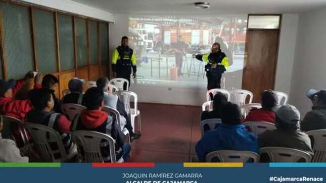 La Municipalidad Provincial de Cajamarca, a través de la Oficina General de Gestión de Recursos Humanos, llevó a cabo una capacitación sobre el uso adecuado de extintores dirigida a los choferes y ayudantes de las compactadoras de la Gerencia de Desarrollo Ambiental. Esta iniciativa busca garantizar la seguridad y el bienestar de nuestros trabajadores, promoviendo una gestión responsable y eficiente en el cuidado de su salud y seguridad.