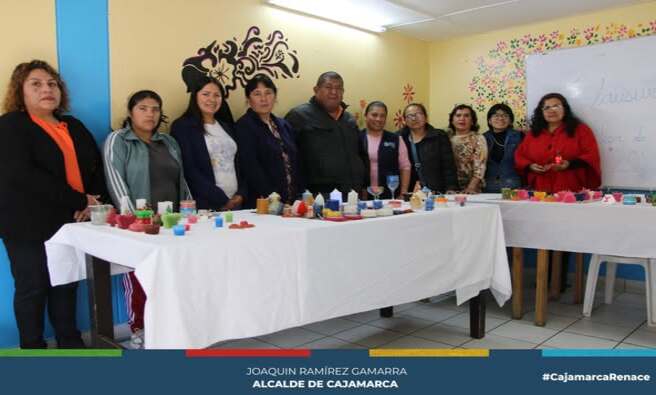 La MPC a travΓ©s de la CoordinaciΓ³n de Renace Mujer y Familia, hizo entrega de certificados a mujeres de recursos econΓ³micos bajos, por haber concluido satisfactoriamente "Taller de Velas Decorativas", la cual se dictΓ³ del 3 de octubre al 14 de noviembre haciendo un total de 14 horas lectivas.
Las personas capacitadas agradecieron a la municipalidad por la oportunidad de ser parte de este tipo de actividades. Y pidieron que se continΓΊe trabajando en favor de las personas mΓ‘s vulnerables de nuestra ciudad de Cajamarca.