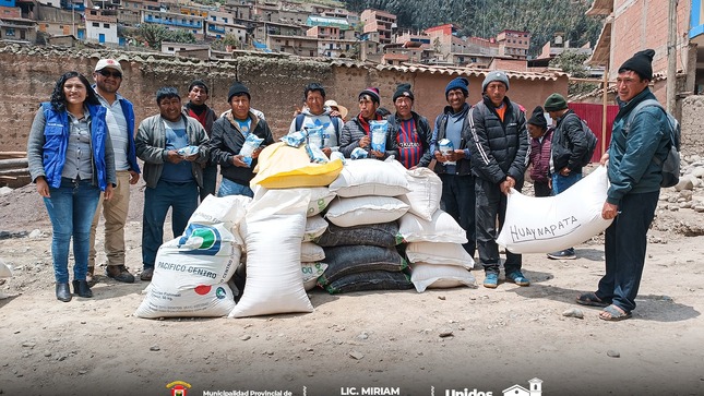 Archivo imagen de Entrega de los Productos para los Beneficiarios de Proyecto Ganado Vacuno