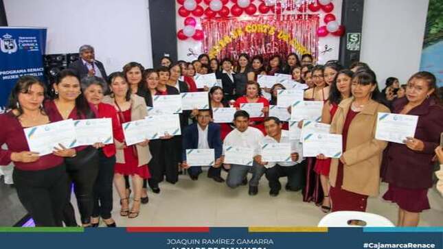 La Municipalidad Provincial de Cajamarca, a través de la Coordinación de Renace Mujer y Familia, celebró la clausura del taller “corte de cabello y barbería”, para personas de bajos recursos económicos. 
Con una significativa ceremonia se hizo entrega de certificados a las alumnas y alumnos, por haber concluido satisfactoriamente el “taller de Corte de Cabello y Barbería”, actividad realizada por el Programa Municipal Renace Mujer y Familia. Del 15 de marzo al 10 de diciembre del 2024 de manera presencial, haciendo un total de 9 meses efectivos de formación.
Con estas iniciativas, La Municipalidad Provincial reafirma su compromiso de ofrecer alternativas que ayuden a las personas vulnerables de nuestra región a mejorar su situación económica. 💪🌟 ¡Juntas y juntos, construimos un futuro mejor!