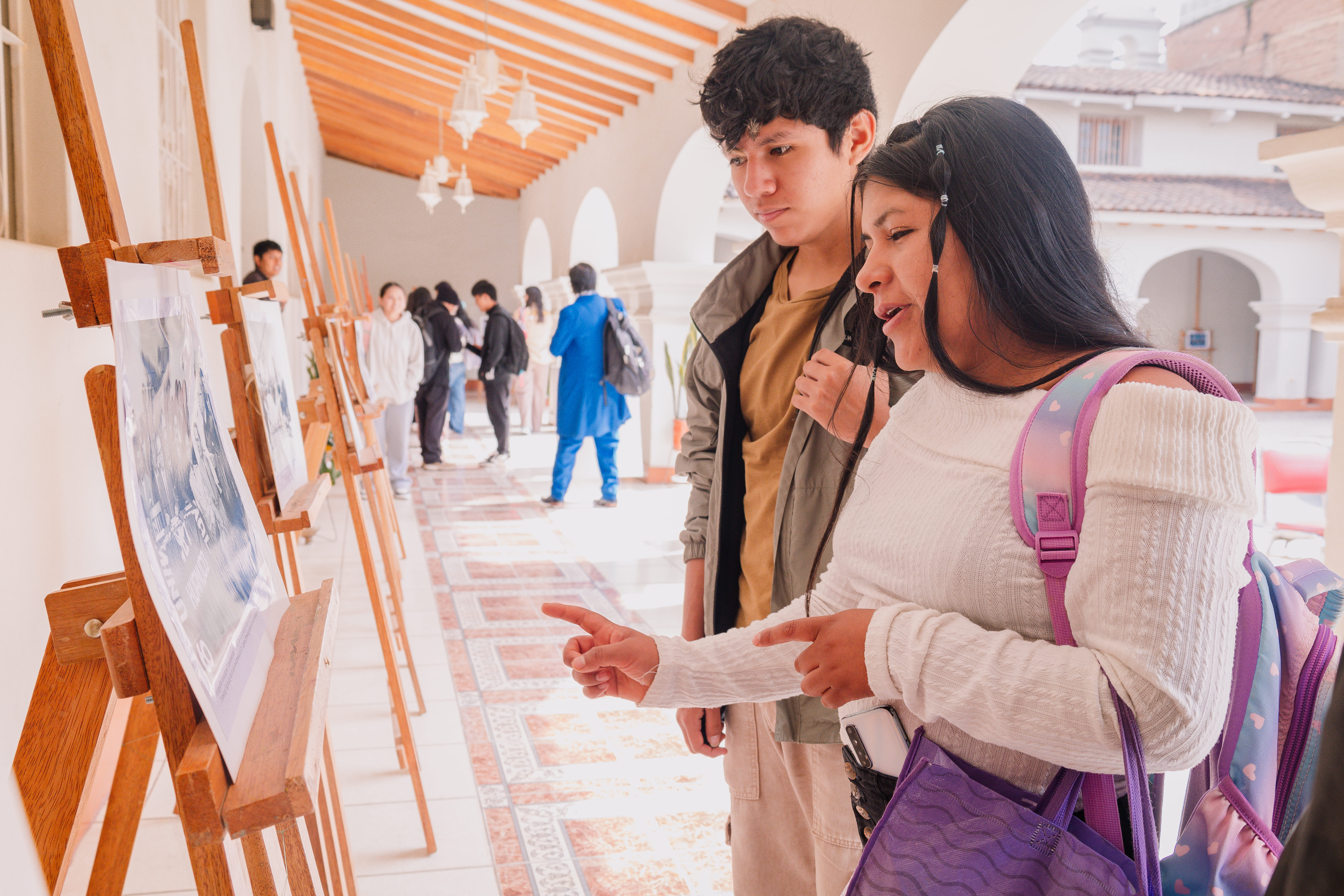 Asistentes a la exposición fotográfica