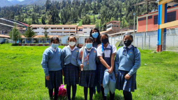 La docente Rayza Jara con un grupo de sus alumnas en la comunidad Huaripampa, Áncash