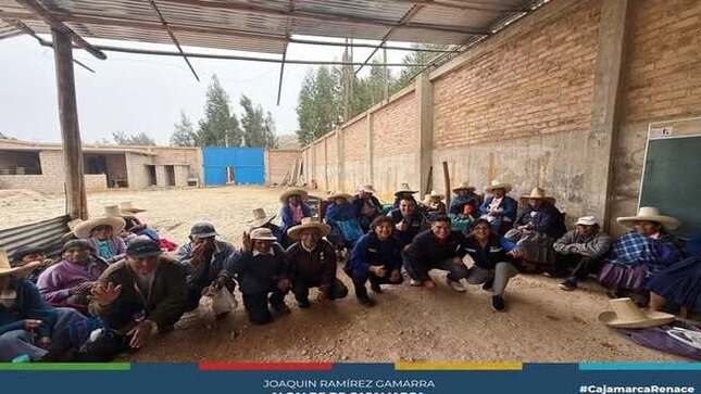 La Municipalidad Provincial de Cajamarca, a través del Centro Integral de Atención al Adulto Mayor (CIAM), organizó una emotiva chocolatada para los adultos mayores del centro poblado de Cashapampa.
Este gesto busca compartir un momento de felicidad y unión en estas fiestas navideñas, reafirmando el compromiso del CIAM de trabajar por el bienestar de nuestros adultos mayores.
Desde el CIAM, extendemos nuestros saludos navideños con el deseo de que el Niño Dios ilumine sus corazones y hogares.
