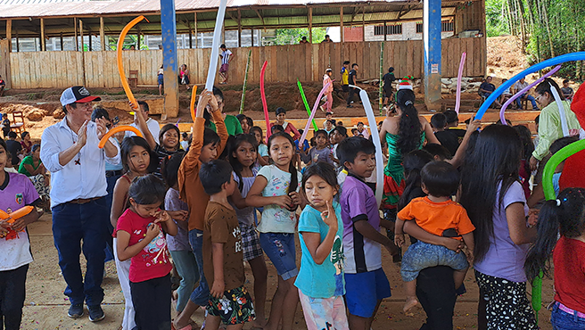 Niños disfrutando del show infantil