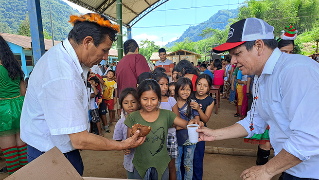 Niños del C.P. Tutumberos recibiendo chocolate y panetón