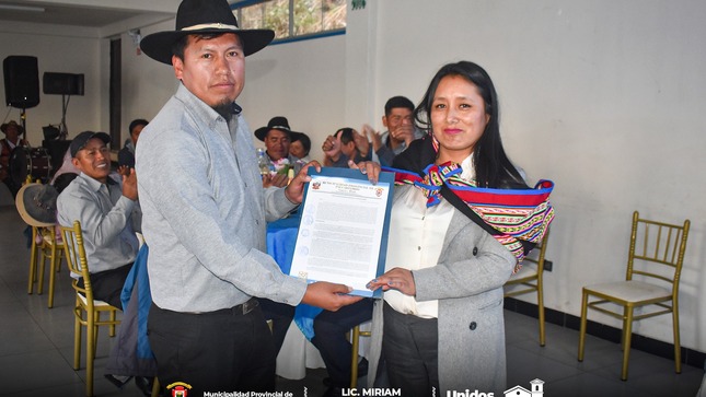archivo imagen de Entrega de la Resolución a la Empresa de Transportes Q’ello Medias por parte de la Municipalidad Provincial de Paucartambo