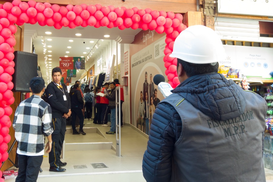 Municipalidad de Puno realiza fiscalización y monitoreo de ruido en local de venta de prendas