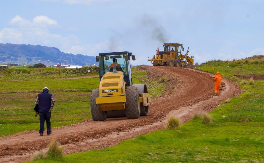 Municipalidad de Puno realiza mantenimiento de la red vial vecinal en el distrito de Huata – Cosiri – lago Titicaca
