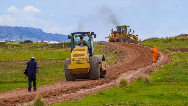 Municipalidad de Puno realiza mantenimiento de la red vial vecinal en el distrito de Huata – Cosiri – lago Titicaca