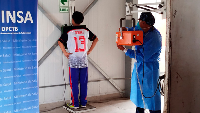 Más de 400 estudiantes de Villa El Salvador son beneficiados en campaña de prevención de Tuberculosis