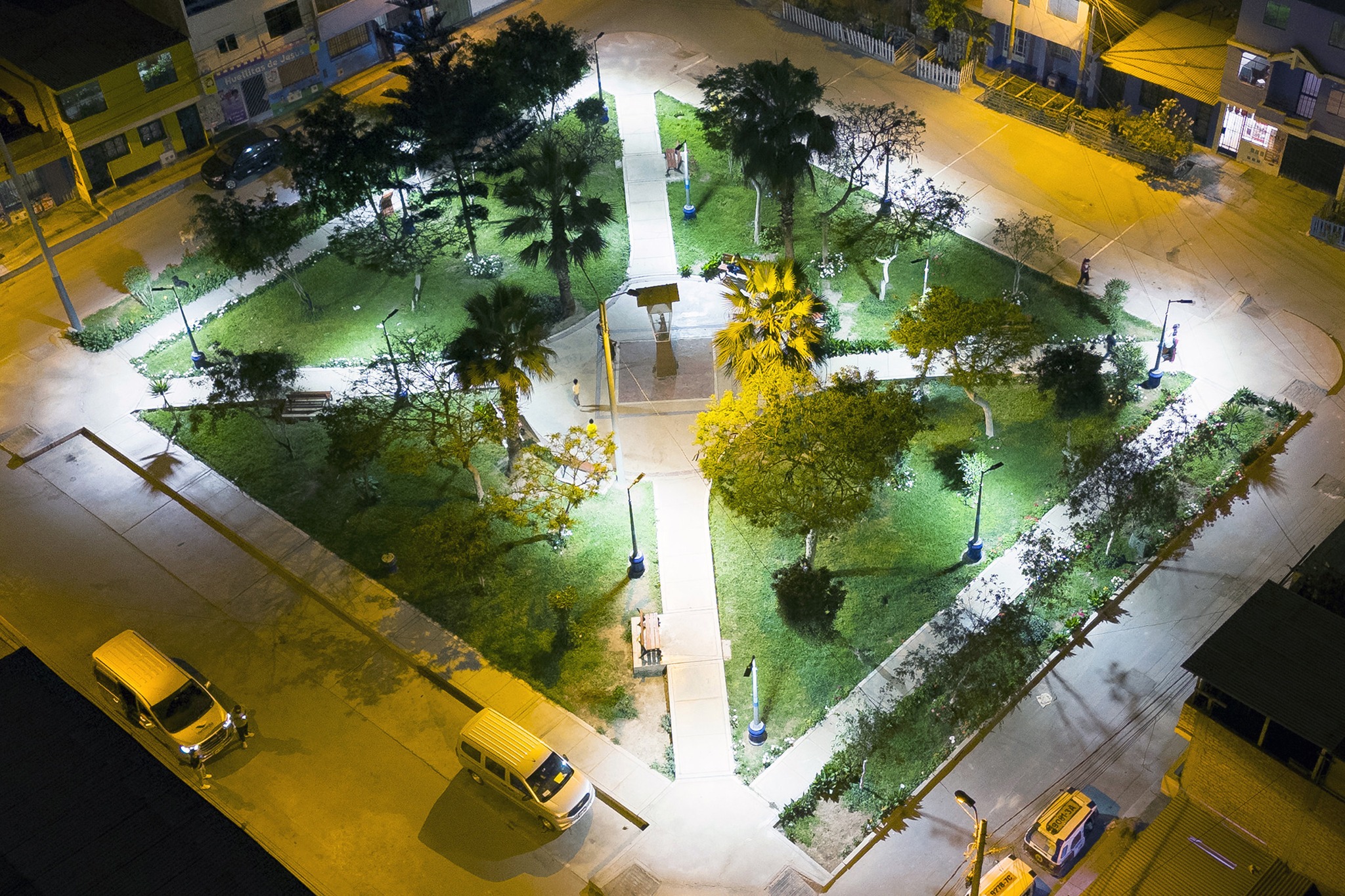 La modernización del sistema eléctrico LED 💡 en Pachacútec, Ventanilla centro, sur y norte 🏘️ ha mejorado la seguridad, visibilidad y calidad de vida de los vecinos 👨👩👧👦.