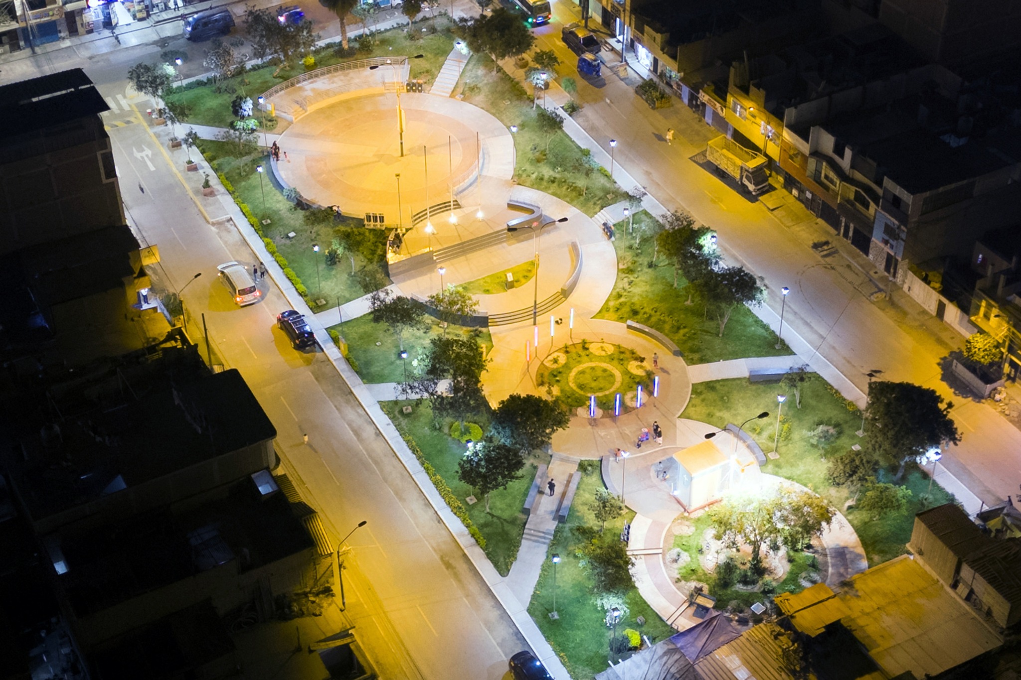 La modernización del sistema eléctrico LED 💡 en Pachacútec, Ventanilla centro, sur y norte 🏘️ ha mejorado la seguridad, visibilidad y calidad de vida de los vecinos 👨👩👧👦.
