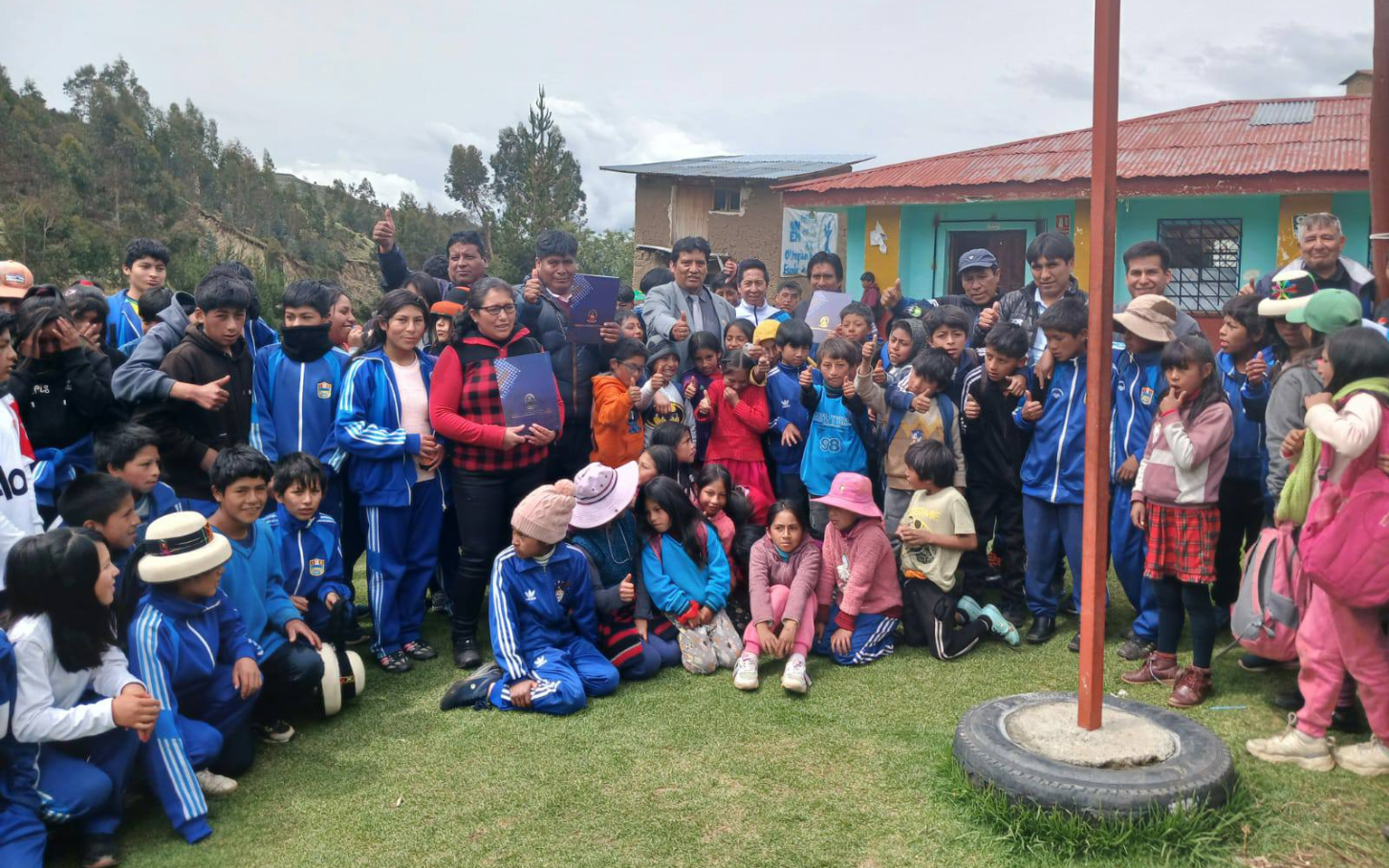 Fotografía del director de la UGEL Cotabambas junto a funcionarios, docentes, padres de familia y alumnos.