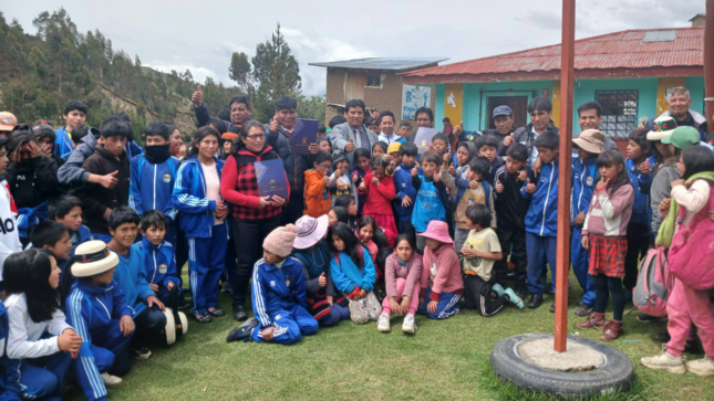 Fotografía del director de la UGEL Cotabambas junto a funcionarios, docentes, padres de familia y alumnos.