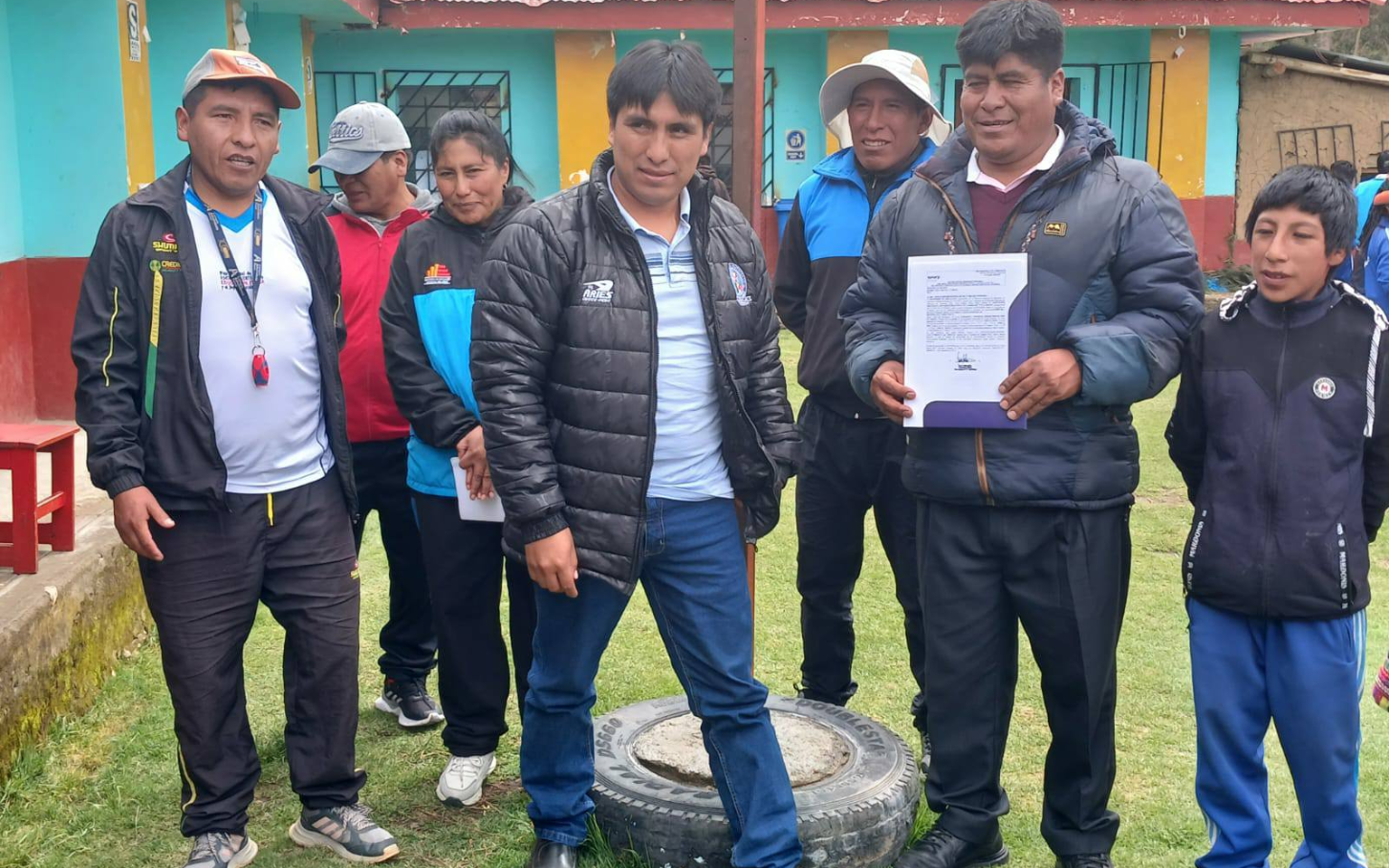 Fotografía del administrador de la UGEL Cotabambas junto a docentes y padres de familia.
