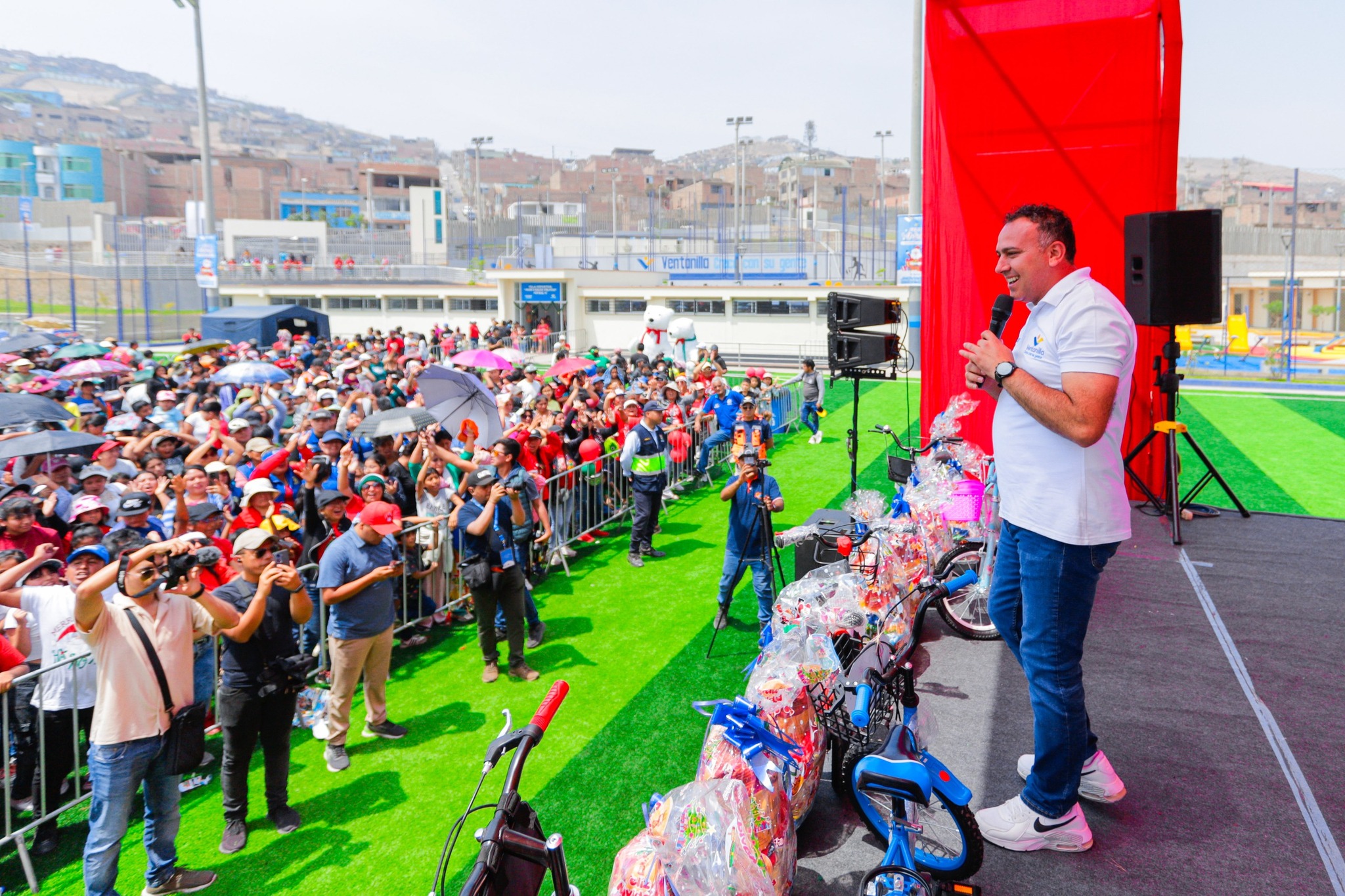 Llevamos alegría a todo el distrito 🏙️, haciendo que esta Navidad 🎄🎅🤶🎁❄️⛄ sea inolvidable para los niños 👧🧒 de Ventanilla y Pachacútec.
