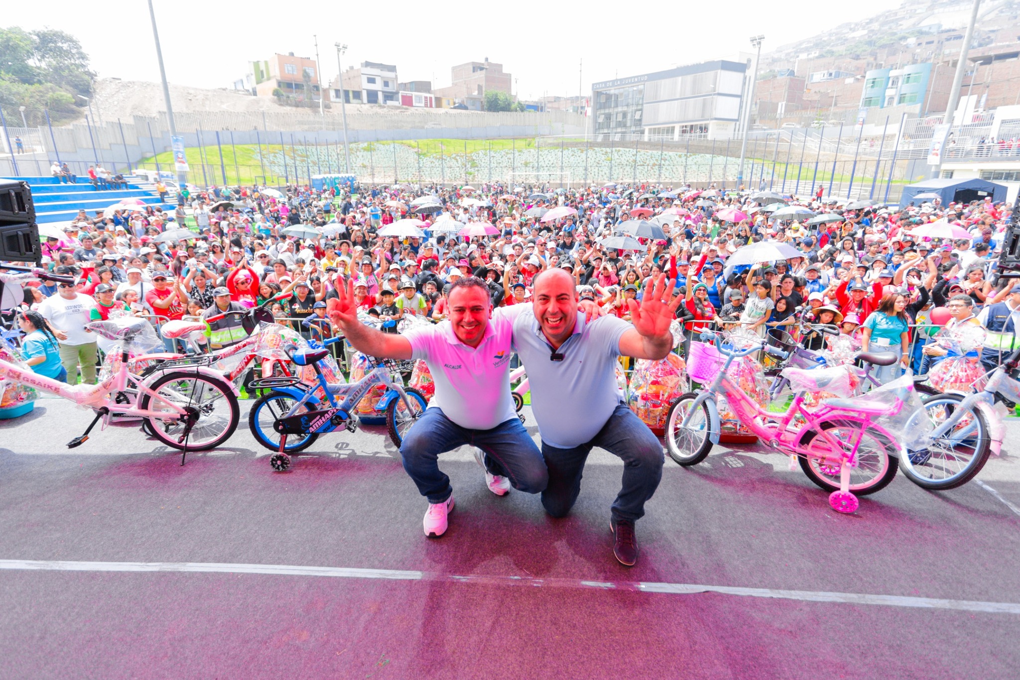 Llevamos alegría a todo el distrito 🏙️, haciendo que esta Navidad 🎄🎅🤶🎁❄️⛄ sea inolvidable para los niños 👧🧒 de Ventanilla y Pachacútec.