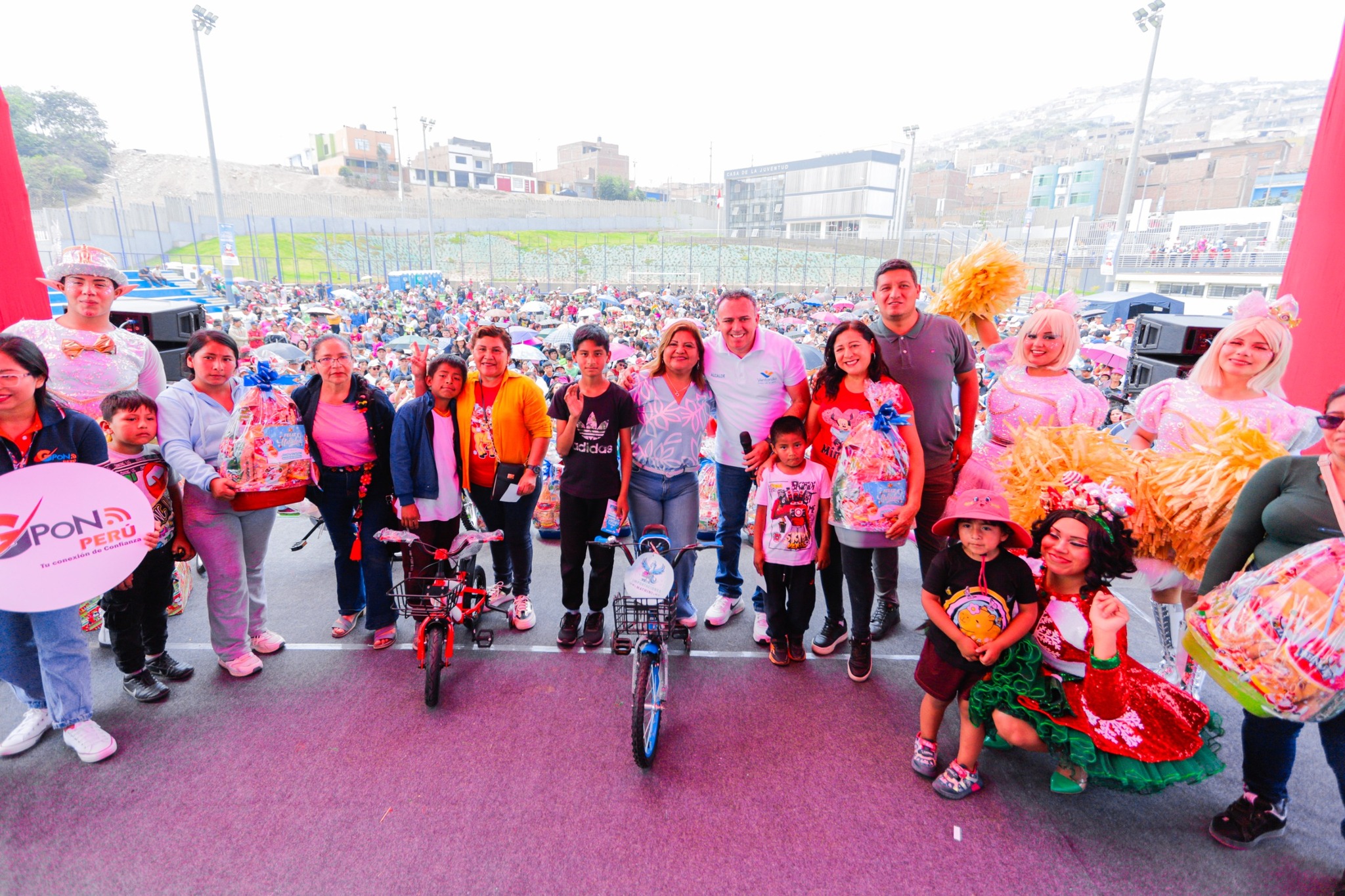 Llevamos alegría a todo el distrito 🏙️, haciendo que esta Navidad 🎄🎅🤶🎁❄️⛄ sea inolvidable para los niños 👧🧒 de Ventanilla y Pachacútec.