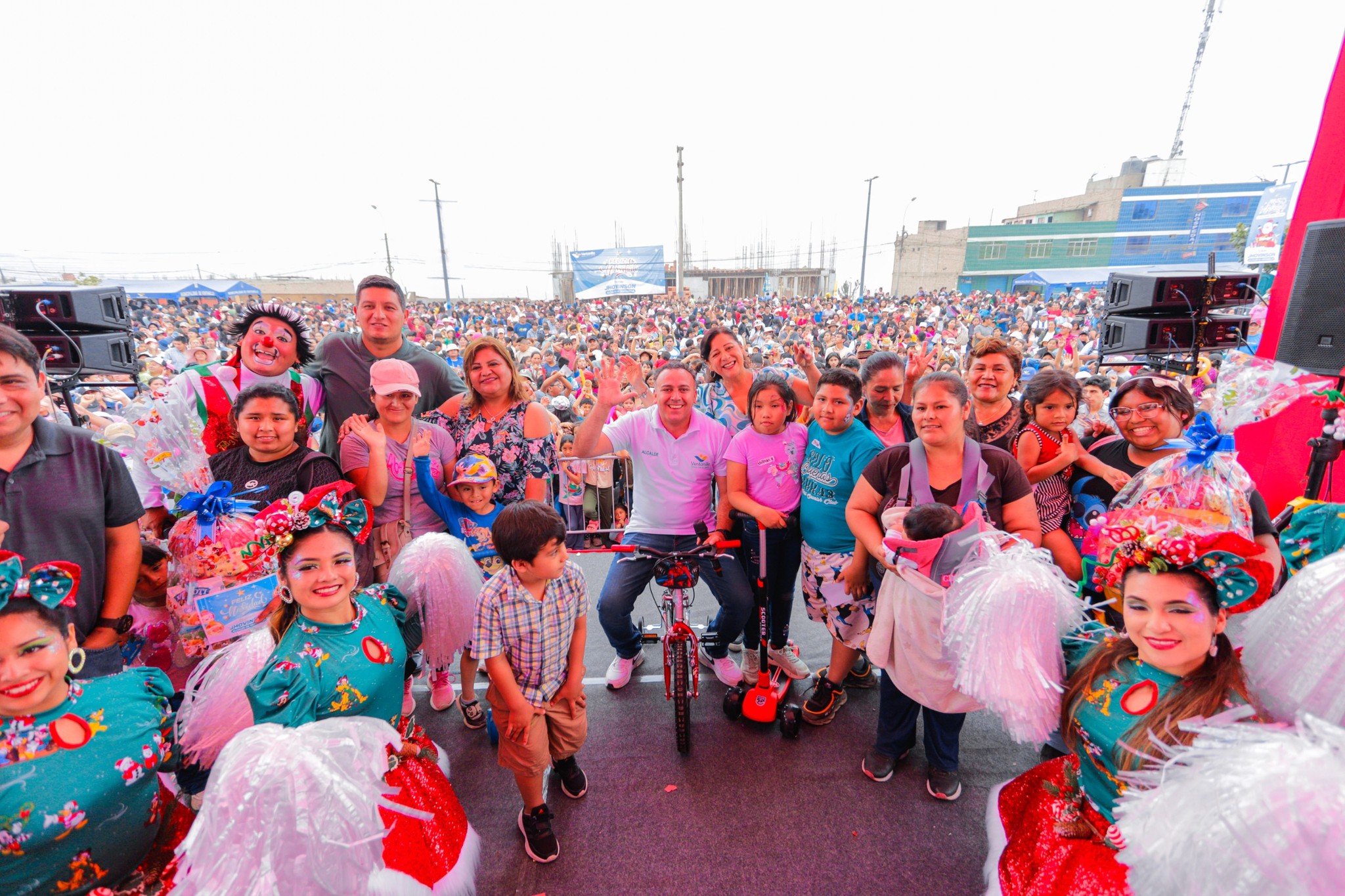 Llevamos alegría a todo el distrito 🏙️, haciendo que esta Navidad 🎄🎅🤶🎁❄️⛄ sea inolvidable para los niños 👧🧒 de Ventanilla y Pachacútec.