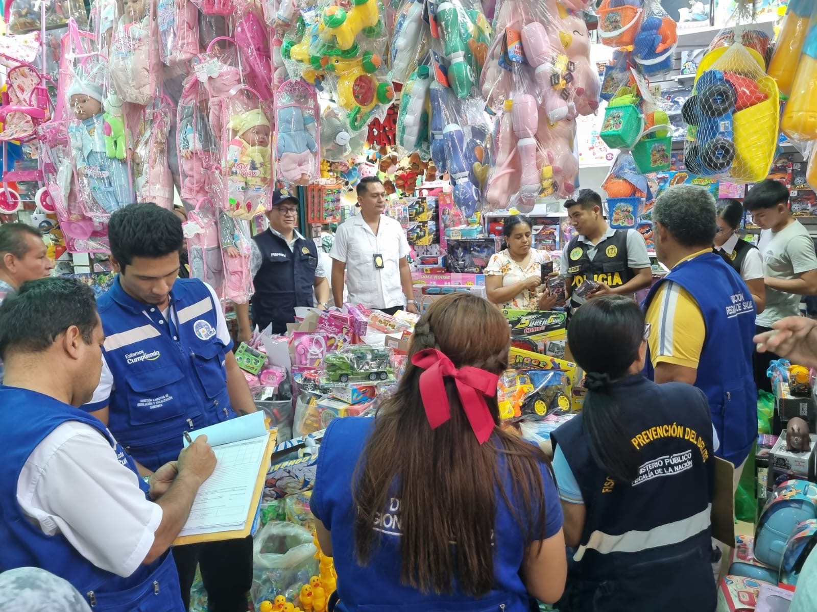 El Gobierno Regional de Piura, a través de DIRESA Piura, reafirma su compromiso con la salud y el bienestar de los niños en esta Navidad. La institución promueve la compra de juguetes seguros y libres de riesgos para las familias piuranas.