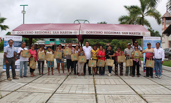 Participantes a la feria gastronómica en Tocache.