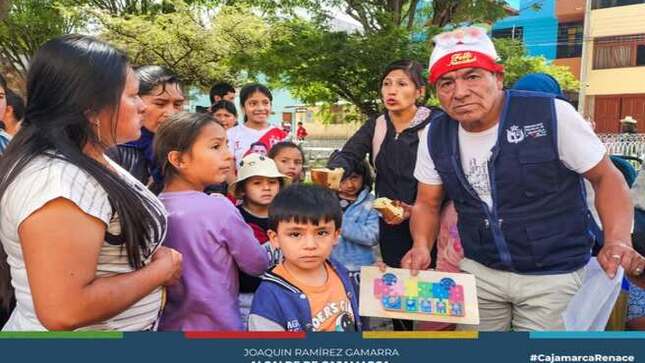 La Municipalidad Provincial de Cajamarca, bajo el liderazgo del alcalde Joaquin Ramírez Gamarra, recorre los diversos puntos de la ciudad, tanto en la zona urbana como rural, llevando momentos de felicidad y regalos a los niños en esta Navidad. Este esfuerzo busca fortalecer la unión y el espíritu festivo en cada rincón de nuestra provincia.
¡𝗣𝗼𝗿𝗾𝘂𝗲 𝗹𝗮 𝗡𝗮𝘃𝗶𝗱𝗮𝗱 𝗲𝘀 𝗽𝗮𝗿𝗮 𝘁𝗼𝗱𝗼𝘀! 🎁❤️