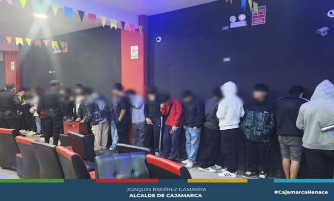 En un megaoperativo liderado por el COPROSEC, funcionarios de la Municipalidad Provincial de Cajamarca, junto al Ministerio PΓΊblico y la PolicΓa Nacional, intervinieron la discoteca Millennium, donde sorprendieron a 64 menores de edad consumiendo bebidas alcohΓ³licas de dudosa procedencia. Este operativo es parte de un esfuerzo continuo para proteger a los adolescentes de situaciones de riesgo y promover un ambiente seguro en nuestra comunidad.
El operativo revelΓ³ hallazgos perturbadores: en un cuarto cercano a la barra de licor, se encontraron preservativos usados y sellados, una cama, y prendas con rastros de sangre que corresponderΓan a menores de edad. La FiscalΓa Penal, de Familia y PrevenciΓ³n del Delito levantaron actas para continuar con las investigaciones, asegurando que se tomen las acciones legales pertinentes contra los responsables de este alarmante incidente.
El propietario del establecimiento fue capturado mientras intentaba escapar por la azotea del local, ubicado en la cuadra 6 del Jr. San SebastiΓ‘n. La Municipalidad Provincial de Cajamarca, a travΓ©s de la Subgerencia de ComercializaciΓ³n y Licencias, ordenΓ³ la clausura definitiva de la discoteca por graves infracciones, con la soldadura de las puertas al acceso del lugar.
π Las autoridades reafirmaron su compromiso con la seguridad de los jΓ³venes y anunciaron medidas mΓ‘s estrictas para locales nocturnos por lo que se continuarΓ‘ trabajando de la mano con las fuerzas del orden y la comunidad para garantizar un entorno seguro y saludable para todos los ciudadanos.