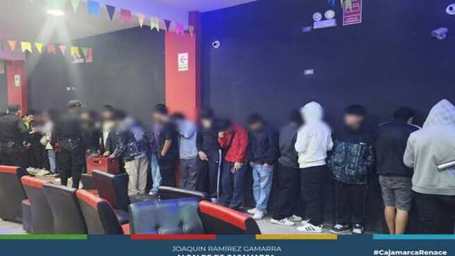 En un megaoperativo liderado por el COPROSEC, funcionarios de la Municipalidad Provincial de Cajamarca, junto al Ministerio Público y la Policía Nacional, intervinieron la discoteca Millennium, donde sorprendieron a 64 menores de edad consumiendo bebidas alcohólicas de dudosa procedencia. Este operativo es parte de un esfuerzo continuo para proteger a los adolescentes de situaciones de riesgo y promover un ambiente seguro en nuestra comunidad.
El operativo reveló hallazgos perturbadores: en un cuarto cercano a la barra de licor, se encontraron preservativos usados y sellados, una cama, y prendas con rastros de sangre que corresponderían a menores de edad. La Fiscalía Penal, de Familia y Prevención del Delito levantaron actas para continuar con las investigaciones, asegurando que se tomen las acciones legales pertinentes contra los responsables de este alarmante incidente.
El propietario del establecimiento fue capturado mientras intentaba escapar por la azotea del local, ubicado en la cuadra 6 del Jr. San Sebastián. La Municipalidad Provincial de Cajamarca, a través de la Subgerencia de Comercialización y Licencias, ordenó la clausura definitiva de la discoteca por graves infracciones, con la soldadura de las puertas al acceso del lugar. 
👉 Las autoridades reafirmaron su compromiso con la seguridad de los jóvenes y anunciaron medidas más estrictas para locales nocturnos por lo que se continuará trabajando de la mano con las fuerzas del orden y la comunidad para garantizar un entorno seguro y saludable para todos los ciudadanos.