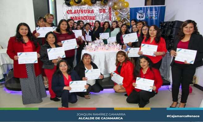 La Municipalidad Provincial de Cajamarca, a través de la Coordinación de Renace Mujer y Familia, llevó a cabo con éxito la clausura del taller “Manicure, Pedicure y Planchado”, dirigido a personas de bajos recursos económicos.
En una emotiva ceremonia, se entregaron certificados a las alumnas que concluyeron satisfactoriamente el taller, que forma parte del Programa Municipal Renace Mujer y Familia. Este curso, que se desarrolló de manera presencial entre el 15 de marzo y el 10 de diciembre de 2024, consistió en 9 meses efectivos de formación, brindando a los participantes habilidades que les permitirán mejorar sus oportunidades laborales.
Con estas iniciativas, la Municipalidad Provincial reafirma su compromiso de ofrecer alternativas que empoderen a las personas vulnerables de nuestra región, contribuyendo así a mejorar su situación económica. 💪🌟