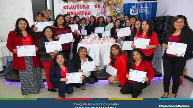 La Municipalidad Provincial de Cajamarca, a través de la Coordinación de Renace Mujer y Familia, llevó a cabo con éxito la clausura del taller “Manicure, Pedicure y Planchado”, dirigido a personas de bajos recursos económicos.
En una emotiva ceremonia, se entregaron certificados a las alumnas que concluyeron satisfactoriamente el taller, que forma parte del Programa Municipal Renace Mujer y Familia. Este curso, que se desarrolló de manera presencial entre el 15 de marzo y el 10 de diciembre de 2024, consistió en 9 meses efectivos de formación, brindando a los participantes habilidades que les permitirán mejorar sus oportunidades laborales.
Con estas iniciativas, la Municipalidad Provincial reafirma su compromiso de ofrecer alternativas que empoderen a las personas vulnerables de nuestra región, contribuyendo así a mejorar su situación económica. 💪🌟