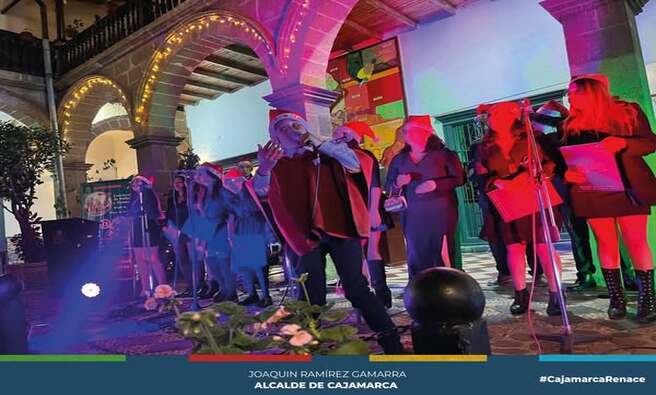 El Concierto Navideño del Coro Polifónico Municipal "Voces de San Antonio de Cajamarca" fue una noche de armonía y emoción que llevó a la audiencia a un viaje musical a través de villancicos y melodías navideñas tradicionales. Las festividades navideñas en Cajamarca destacan por sus manifestaciones culturales, como las danzas de las Pallas y Pastores, que simbolizaron la alegría y la unidad de nuestra gente.
En Perú, la Navidad se vive como una mezcla única de tradiciones ancestrales y celebraciones contemporáneas. El concierto del Coro Polifónico permitió revivir y compartir estos valores culturales que nos definen, ofreciendo un encuentro especial que unió a la comunidad en el espíritu festivo. Fue una velada mágica que celebró la Navidad al ritmo de nuestras raíces y melodías.