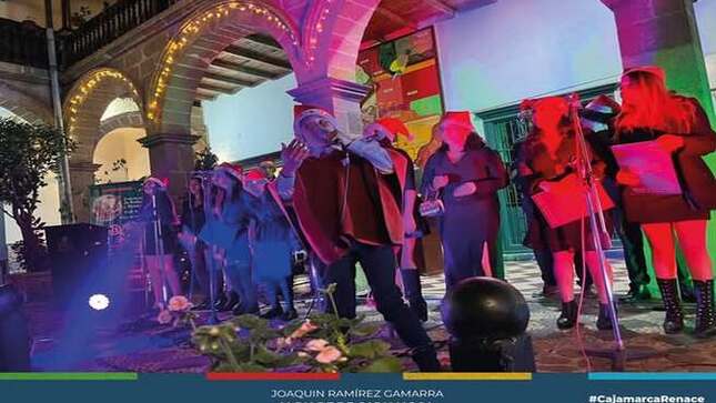 El Concierto Navideño del Coro Polifónico Municipal "Voces de San Antonio de Cajamarca" fue una noche de armonía y emoción que llevó a la audiencia a un viaje musical a través de villancicos y melodías navideñas tradicionales. Las festividades navideñas en Cajamarca destacan por sus manifestaciones culturales, como las danzas de las Pallas y Pastores, que simbolizaron la alegría y la unidad de nuestra gente.
En Perú, la Navidad se vive como una mezcla única de tradiciones ancestrales y celebraciones contemporáneas. El concierto del Coro Polifónico permitió revivir y compartir estos valores culturales que nos definen, ofreciendo un encuentro especial que unió a la comunidad en el espíritu festivo. Fue una velada mágica que celebró la Navidad al ritmo de nuestras raíces y melodías.
