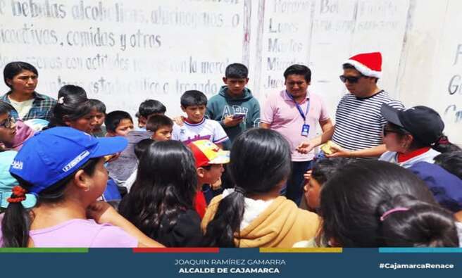El alcalde provincial de Cajamarca, Joaquin Ramírez Gamarra, sigue recorriendo sectores y centros poblados de la ciudad, llevando momentos de alegría y sonrisas a los más pequeños. 🎉🎈
Estas visitas refuerzan su compromiso con el bienestar y felicidad de los niños cajamarquinos.