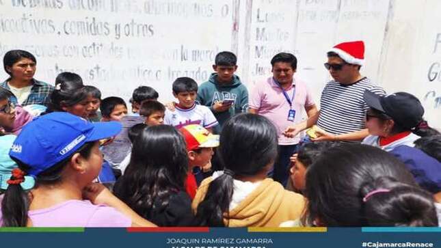 El alcalde provincial de Cajamarca, Joaquin Ramírez Gamarra, sigue recorriendo sectores y centros poblados de la ciudad, llevando momentos de alegría y sonrisas a los más pequeños. 🎉🎈
Estas visitas refuerzan su compromiso con el bienestar y felicidad de los niños cajamarquinos.