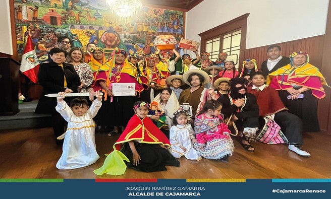 Organizado por la Municipalidad Provincial de Cajamarca, a través de la Gerencia de Turismo y Cultura, este concurso nos llena de orgullo al ver cómo preservando nuestras tradiciones contribuimos a la cultura e identidad cajamarquina. 🏞🌟
En la categoría Urbana, el grupo Pañuelos Cajamarquinos se llevó el primer puesto. 🥇 En la categoría Rural, el grupo Yanacitas del Niño Jesús recibió el primer puesto. 🥇
¡Gracias a todos por mantener vivas nuestras costumbres y tradiciones! 🙌❤