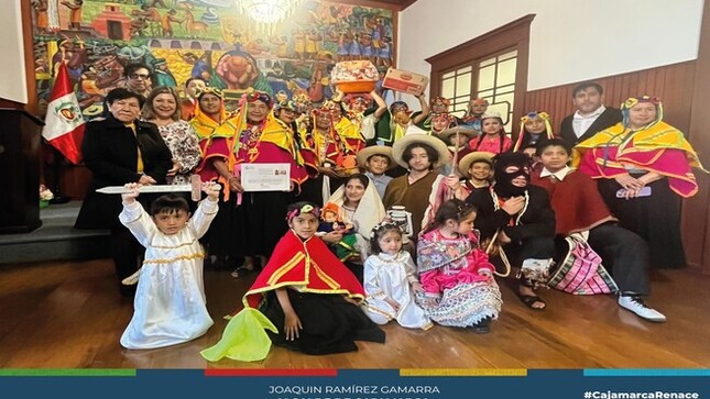 Organizado por la Municipalidad Provincial de Cajamarca, a través de la Gerencia de Turismo y Cultura, este concurso nos llena de orgullo al ver cómo preservando nuestras tradiciones contribuimos a la cultura e identidad cajamarquina. 🏞🌟
En la categoría Urbana, el grupo Pañuelos Cajamarquinos se llevó el primer puesto. 🥇 En la categoría Rural, el grupo Yanacitas del Niño Jesús recibió el primer puesto. 🥇
¡Gracias a todos por mantener vivas nuestras costumbres y tradiciones! 🙌❤
