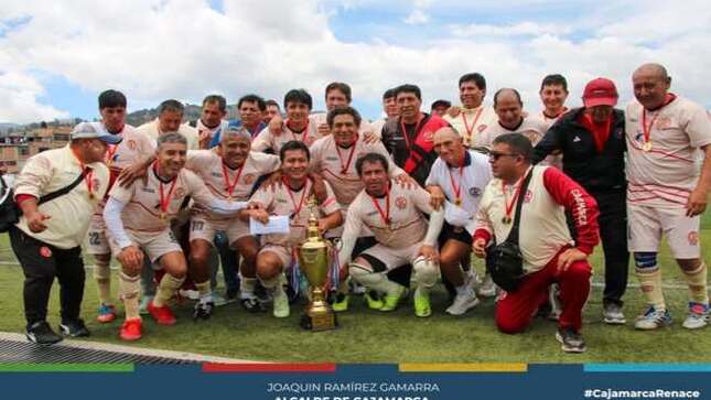 Como parte del plan anual de trabajo de la subgerencia de Educación, Recreación y Deporte, la municipalidad provincial de Cajamarca realizó el campeonato de fútbol, denominada "Master Liga Cajamarca Renace 2024", con el objetivo de dinamizar la generación de nuevos roles y compromisos de los deportistas en edad adulta para coadyuvar a que se tenga una mejor calidad de vida y su participación masiva.
En dicho campeonato se coronaron campeones los futbolistas del UTC, el segundo lugar para Daco, el tercer puesto Comerciantes Unidos, y el cuarto lugar para Aguerridos Fc. Al mismo tiempo se hizo reconocimiento al mejor portero Jhony Aguilar Sánchez, mejor jugador Jorge Luis Oliva Linares y el goleador del campeonato Robert Malca Moncada.👏
