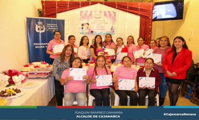 La Municipalidad Provincial de Cajamarca, a través de la Coordinación de Renace Mujer y Familia, llevó a cabo con éxito la clausura del taller “Repostería Básica”, bajo el lema "Mujeres Empoderadas".
Con gran entusiasmo, las participantes recibieron sus certificados por haber completado satisfactoriamente este taller, el cual se desarrolló a lo largo de nueve meses como parte del programa municipal Renace Mujer y Familia.
Con iniciativas como esta, la Municipalidad Provincial reafirma su compromiso de ofrecer alternativas que fortalezcan a las personas de nuestra región, contribuyendo a mejorar su situación económica y fomentando la autonomía de las mujeres cajamarquinas.