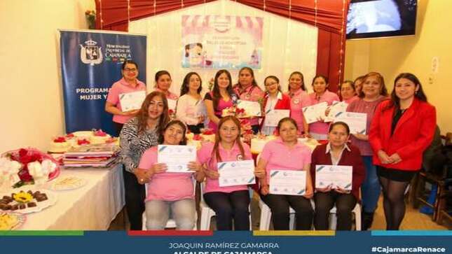 La Municipalidad Provincial de Cajamarca, a través de la Coordinación de Renace Mujer y Familia, llevó a cabo con éxito la clausura del taller “Repostería Básica”, bajo el lema "Mujeres Empoderadas".
Con gran entusiasmo, las participantes recibieron sus certificados por haber completado satisfactoriamente este taller, el cual se desarrolló a lo largo de nueve meses como parte del programa municipal Renace Mujer y Familia.
Con iniciativas como esta, la Municipalidad Provincial reafirma su compromiso de ofrecer alternativas que fortalezcan a las personas de nuestra región, contribuyendo a mejorar su situación económica y fomentando la autonomía de las mujeres cajamarquinas.