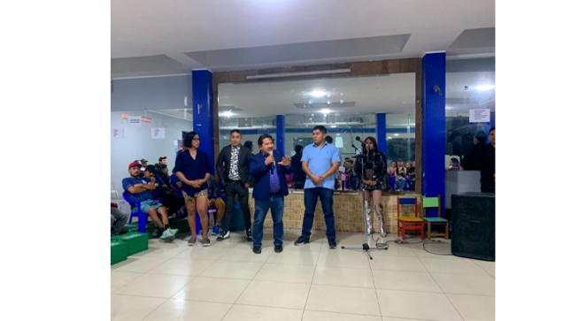 Durante este acto Juan Manuel Vásquez y Carol Saboya, en representación de las organizaciones beneficiarias, expresaron su agradecimiento por el apoyo al desarrollo del proyecto.
En representación del alcalde Richard Soria, el gerente de Desarrollo Humano, Vladimir Villegas y César Aranda Bravo, de la subgerencia de la Mujer, animaron a los integrantes de las comunidades LGTBI a continuar trabajando porque aún hay mucho qué hacer, sobre todo frente a la violencia de la cual son objeto; asimismo, reafirmaron el compromiso de la actual gestión municipal de seguir trabajando por el respeto de los derechos de todos los vecinos agustinianos.