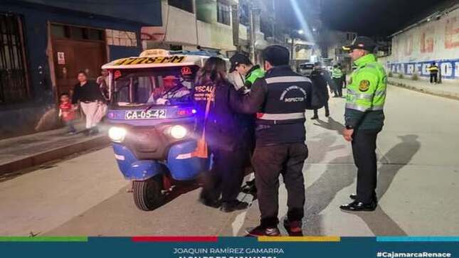 En el marco de las festividades navideñas y con el objetivo de prevenir actos delictivos en el transporte público, así como hacer cumplir las normativas municipales, la Gerencia de Transporte y Seguridad Vial de la Municipalidad de Cajamarca, en colaboración con la Fiscalía de Prevención del Delito y la Policía Nacional de Tránsito, ha intensificado los operativos de fiscalización en puntos críticos de la ciudad.
Recientemente, se llevó a cabo una intervención en el Puente Moyococha "La Molina", donde se detectó que varios conductores operaban vehículos sin una puerta y con lunas polarizadas, entre otros elementos que comprometen la visibilidad y la seguridad de los pasajeros. Además, muchos de estos vehículos carecían de la documentación necesaria para prestar el servicio, lo que llevó a su inmovilización y traslado al depósito municipal.
Estos operativos son parte de un esfuerzo continuo para garantizar la seguridad de los usuarios y asegurar que los servicios de transporte público cumplan con las regulaciones establecidas.💪