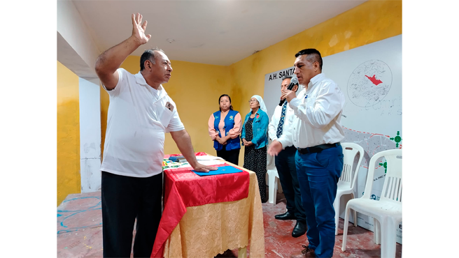 La ceremonia estuvo dirigida por el sr. Eli Crispin Sarmiento, Presidente del Comite Electoral, asimismo cont贸 con la destacada presencia del regidor Edgar Oroncoy, quien en representaci贸n de nuestro alcalde Richard Soria, reafirm贸 el compromiso de la municipalidad con el desarrollo del asentamiento humano, respaldando a la nueva directiva en su misi贸n de atender las necesidades m谩s urgentes de la comunidad.
La nueva Junta Directiva present贸 un plan de trabajo ambicioso que incluye:
Implementaci贸n de c谩maras de seguridad, para garantizar mayor tranquilidad a los vecinos.
Modernizaci贸n del local comunal, que ser谩 adaptado para m煤ltiples usos.
Embellecimiento de los pasajes y mejora del entorno urbano.
Mantenimiento de las canchas deportivas y creaci贸n de nuevos espacios recreativos.
Instalaci贸n de m谩s juegos infantiles, priorizando el bienestar de los ni帽os.
Este esfuerzo conjunto refleja la determinaci贸n de trabajar en equipo, con el apoyo activo de la municipalidad, para transformar el A. H. Santa Isabel en un espacio seguro y con mejores oportunidades para todos. 馃挭馃憦