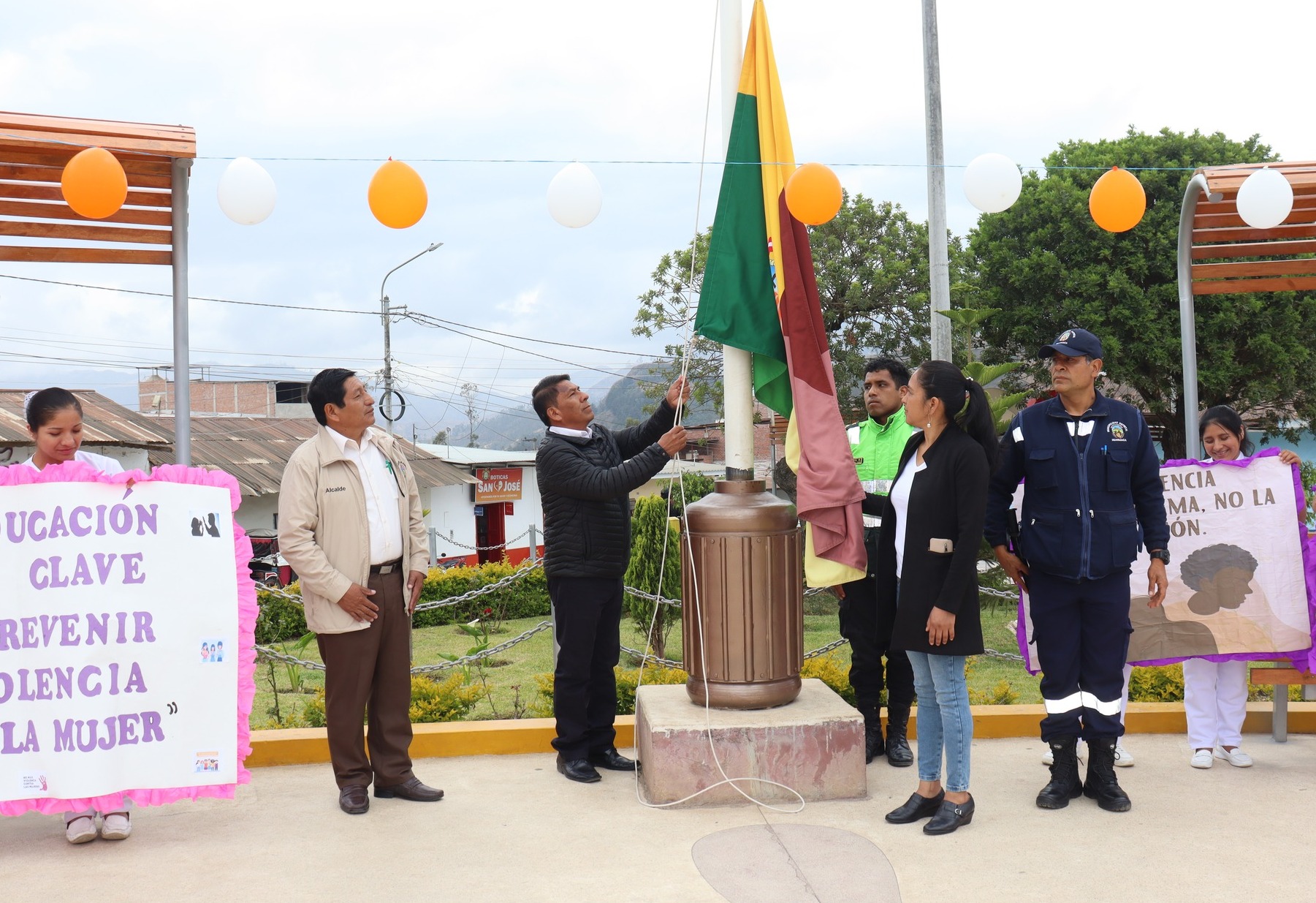 Municipalidad de Huarmaca y CODISEC realizan Izamiento y Pasacalle