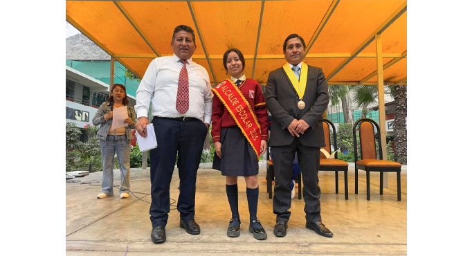 Fue grato ser testigos del cambio de mando de los estudiantes que asumen roles como escolta, brigadier, estado mayor, alcalde escolar y regidores escolares. Este importante acto fomenta valores de liderazgo y responsabilidad en nuestra juventud, pilares fundamentales para construir un mejor futuro.
¡Felicitamos a las nuevas autoridades escolares y les deseamos muchos éxito